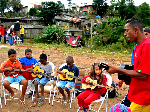 Bruno com seus alunos na comunidade, Sítio Joaninha