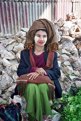 marktvrouw met wit gezicht voor keien Birma 2000