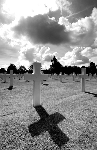 croix sur une tombe au cimetière militaire américain de Colleville sur Mer