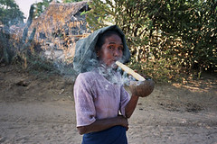 vrouw met sigaar en halve cocosnoot