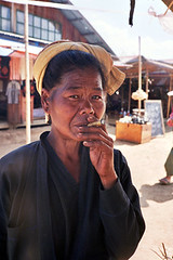 vrouw met sigaartje Birma 2000