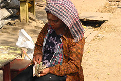 vrouw met doek telt haar geld  Birma